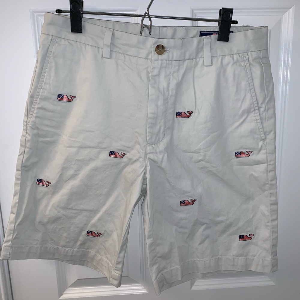 Vineyard Vines men’s American flag whale shorts